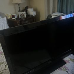 32’ Vizio Tv Used But In Great working Condition 