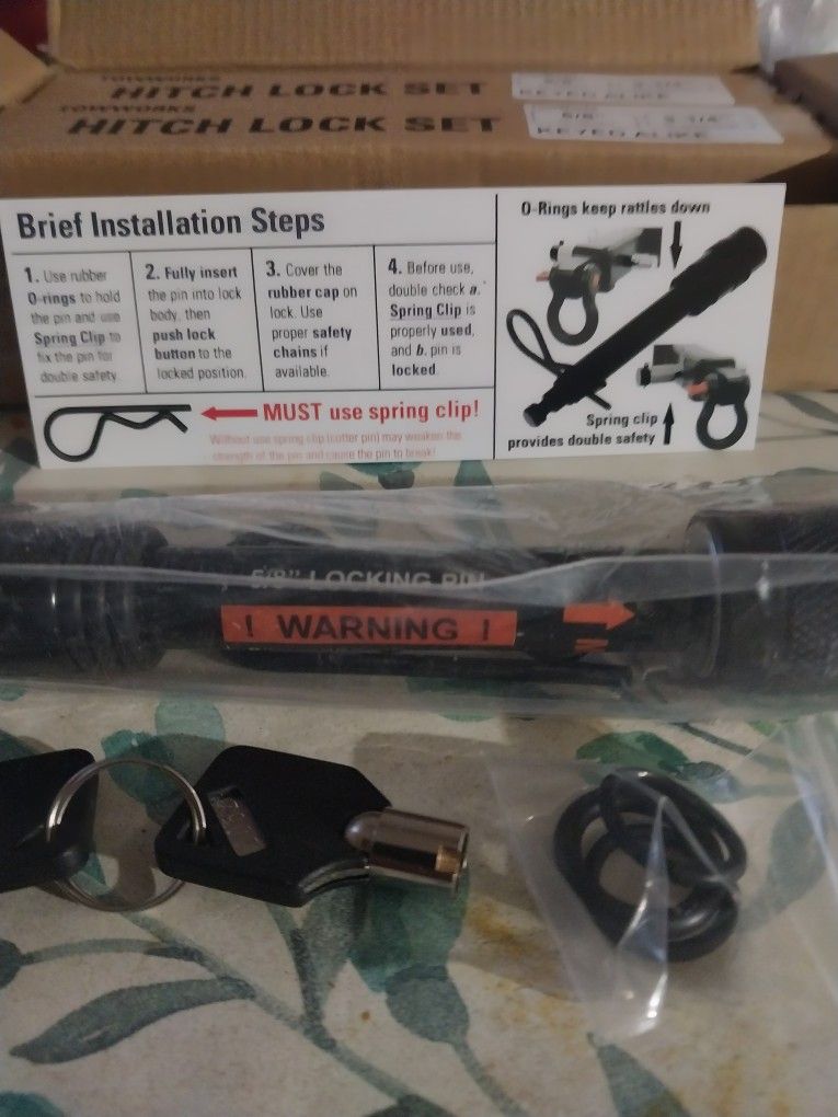Trailer hitch lock set