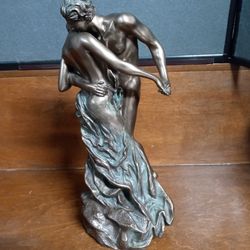 Veronese Lovers Dancing 12" Cold Cast Bronze Finish Statue in good used condition as is depicted


Measures 12" Height x 6"w x 4" d

Weight: Approx 4 