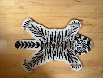 UO Home Tiger-Shaped Tufted Rug – Urban Outfitters – 36”