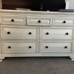 Dressers And Nightstands 