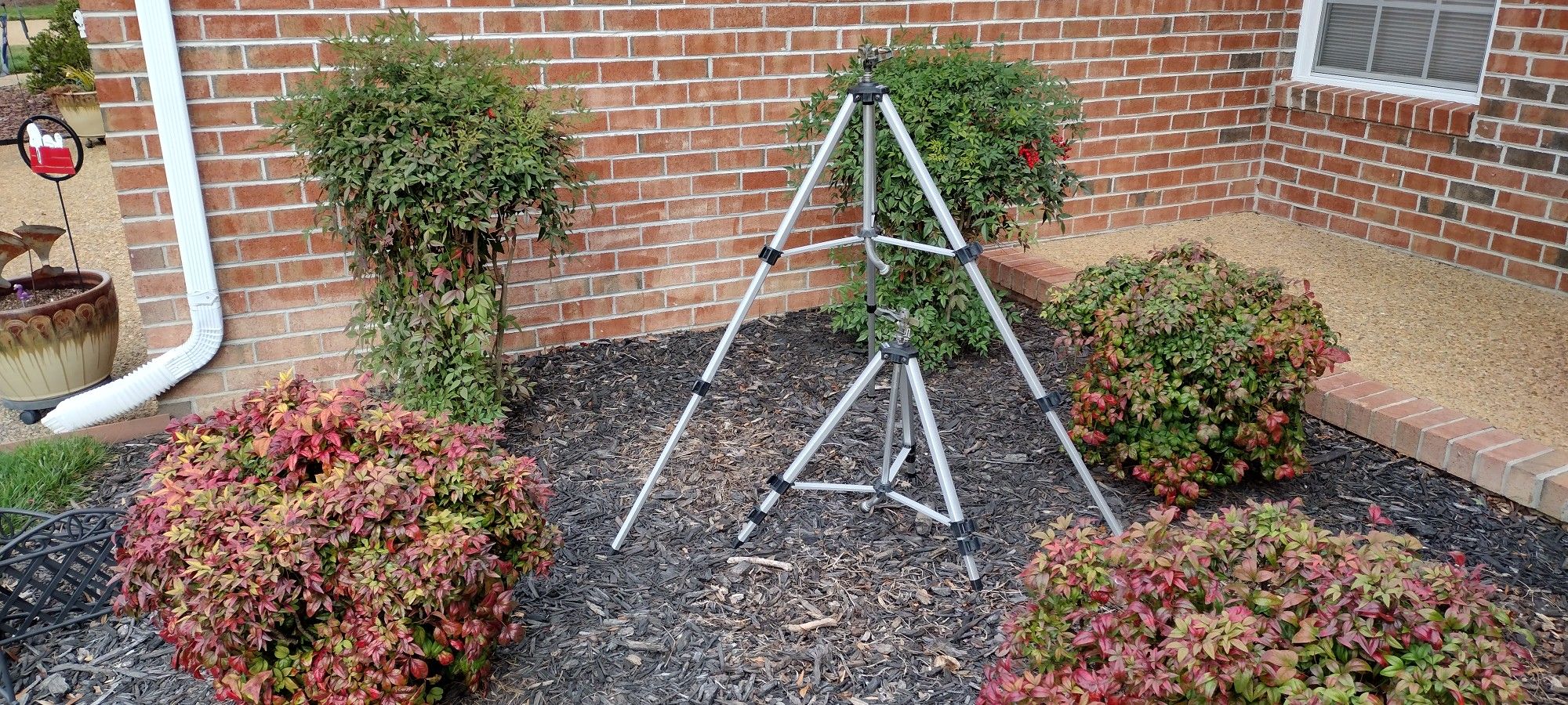 Melnor Deluxe Pulsating Sprinkler On Tripod