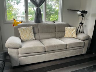 Beautiful 3-Seat Sofa – Excellent Condition – Smoke & Pet Free
