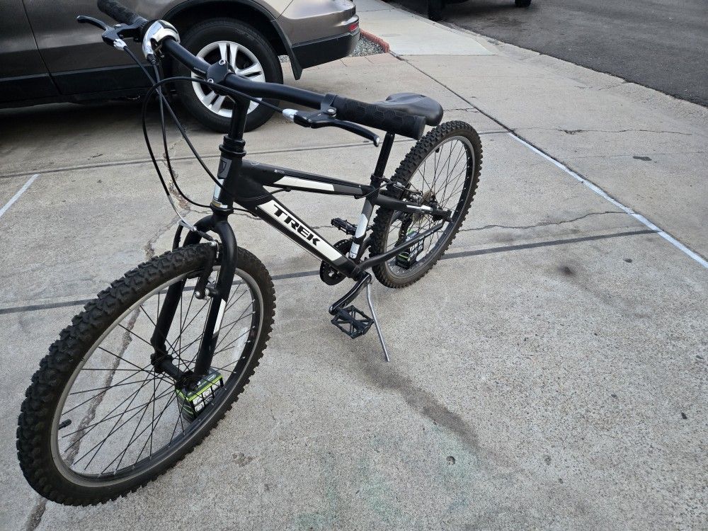 Mt 200 Trek Mountain Bike 
