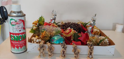 BOX LOT OF VINTAGE XMAS STUFF