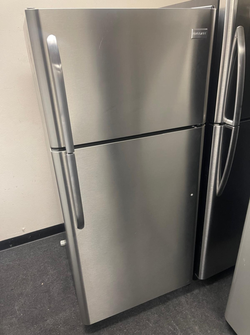 Deal: Frigidaire Stainless Top Mount Refrigerator – Clean Inside