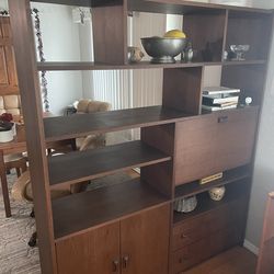 American Mid-Century Modern Walnut Bookcase & Room Divider: A Versatile Bar/Desk Statement Piece