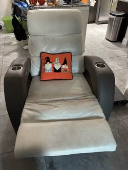 Home theater recliner