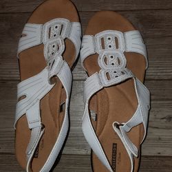 Clarks Women's  size 11 Leisa Vine Leather Slip On Open Toe White Sandals (new)