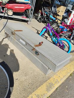 Aluminum diamond plate truck toolbox