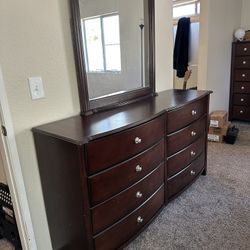 Dresser With Mirror 