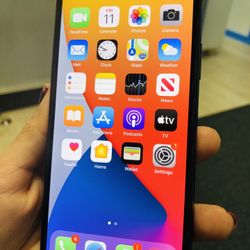 Factory unlocked iPhone x 64 gb, excellent conditions store warranty 