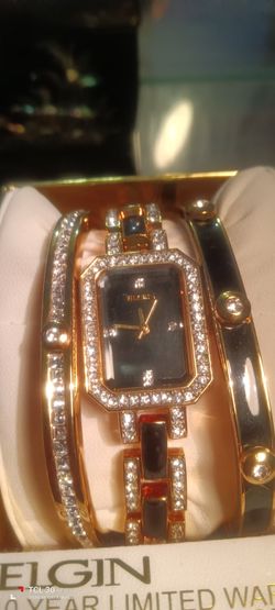 Elgins Ladies Watch With Two Bracelets To Go With It And It Has Crystals 