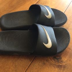 Nike Kawa Youth Slides / Sandals - Black/White - Size 4