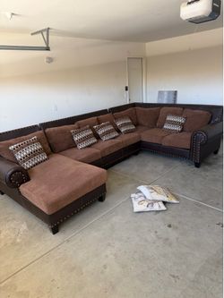 Large Brown Sectional Sofa w/ Chaise - Seats 6+