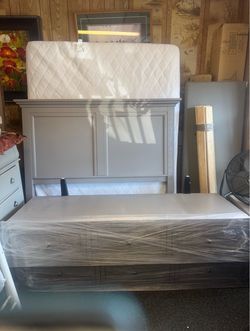 Queen size Bed with drawers