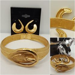 Avon Vintage Set 2 Items, Bracelet and Earrings. Gold tone. #732
