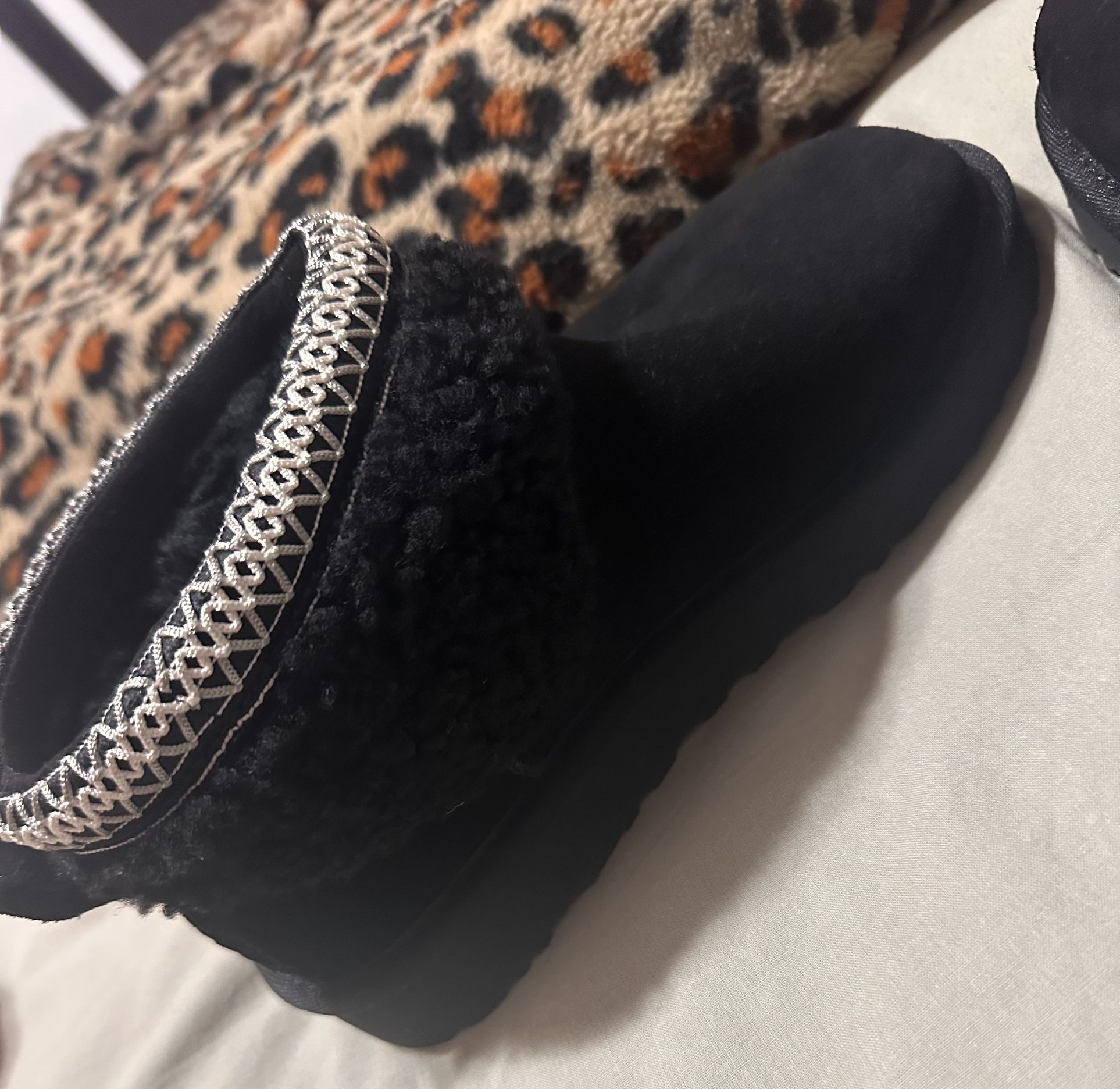 Classic Ultra Mini Maxi Curly Black Ugg Boots _ Size 5