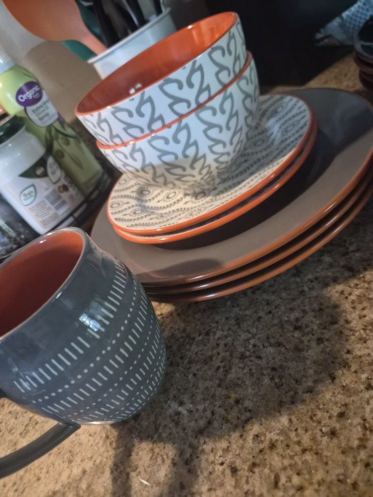 32 Piece Dinnerware Set