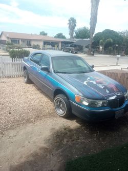 2000 Lincoln town car