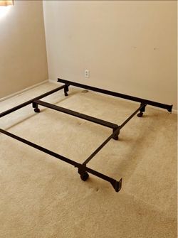 QUEEN / FULL/ CAL KING/ KING SIZE METAL BED FRAME (LIKE NEW)  (VERY STURDY)