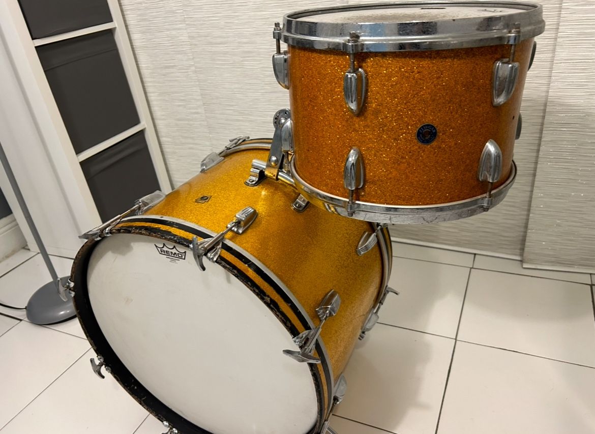 Drums- Vintage - 1 Bass drum ( Ludwig Gold Sparkle Super Beat 20" × 14" -Tom 13" ( Zim - Gar Japan)gold sparkle