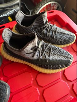 Yezzy size 9 men’s on both