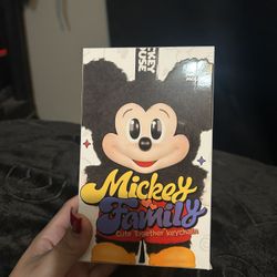 Mickeys Family Pluto 