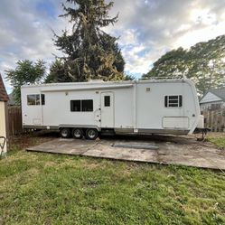 Toy Hauler 33’ 2006 Holiday Rambler
