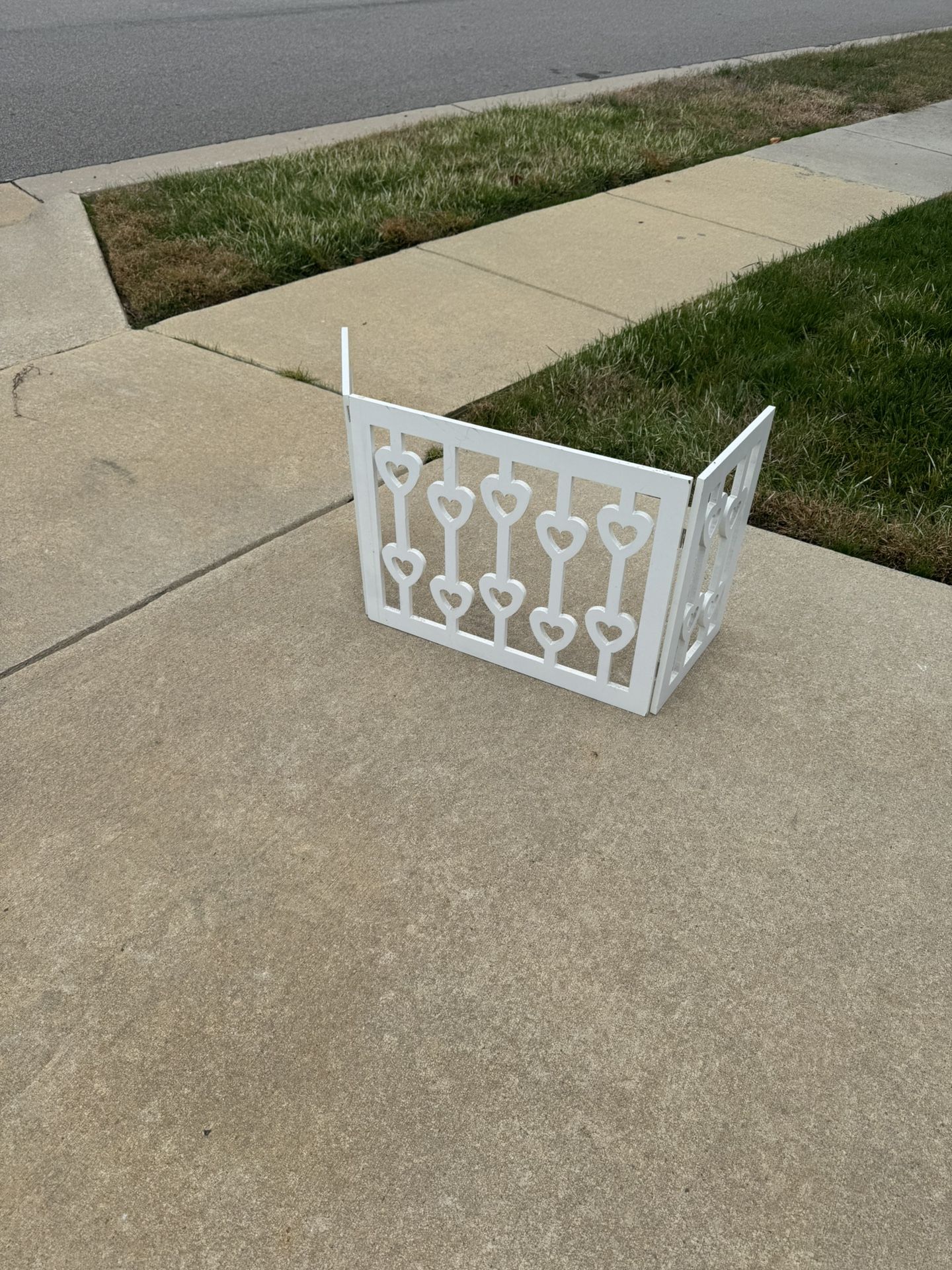 White Heart Design 47x19 Tri-fold fence