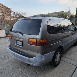 1999 Toyota Sienna 