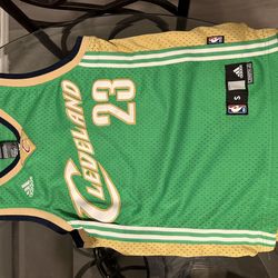 Small boys cavs st paddy’s LeBron jersey RARE