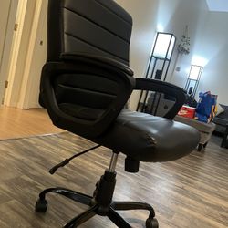 Swivel Adjustable Office Chair, Like New!! 