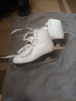 Girls Figure Ice Skates. 1 Size. White