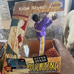 1999 Kobe Bryant Mattel NBA SuperStars  Shooting Sensations Action Figure Set