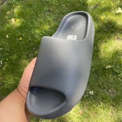 Yeezy Slide Slate Grey Size 12M 