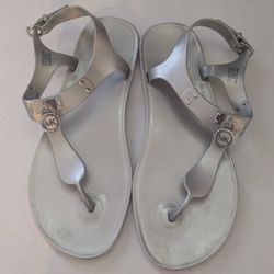 Michael Kors Val jelly thong sandals in silver. Sz 8