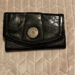 Nicole Miller Women’s Wallet Black With Lots Of Compartments. 8”w X 4.5”h X 3.5”