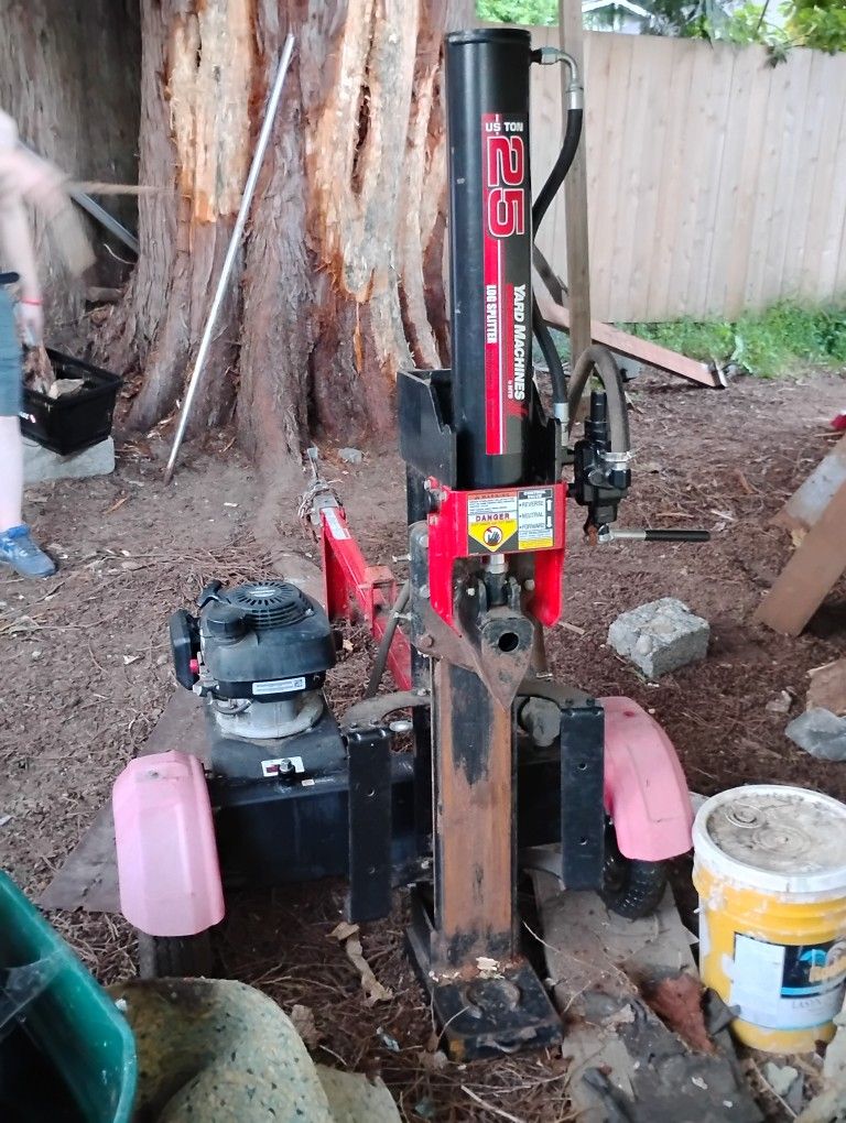 Yard Machines 25 Ton, Horizontal/Vertical Log Splitter.
