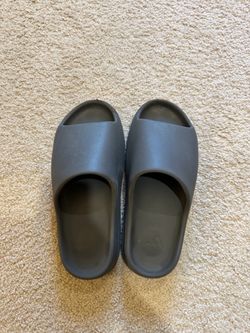 YEEZY SLIDES
