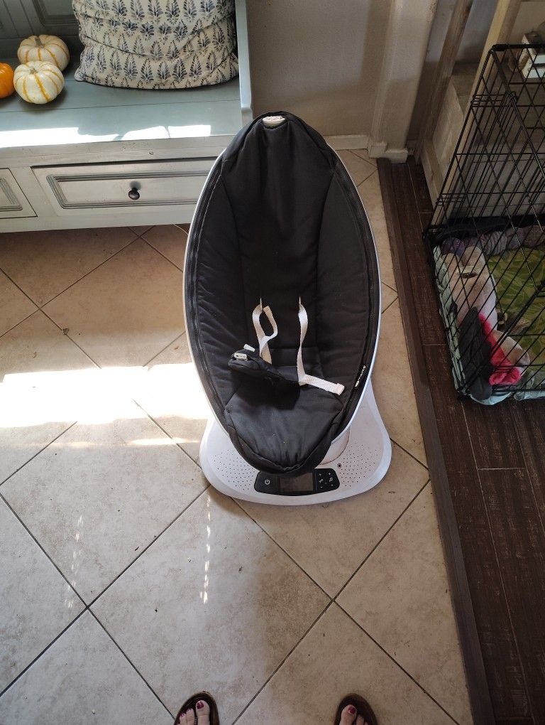 4 Moms Multi Motion/ White Noise Baby Swing