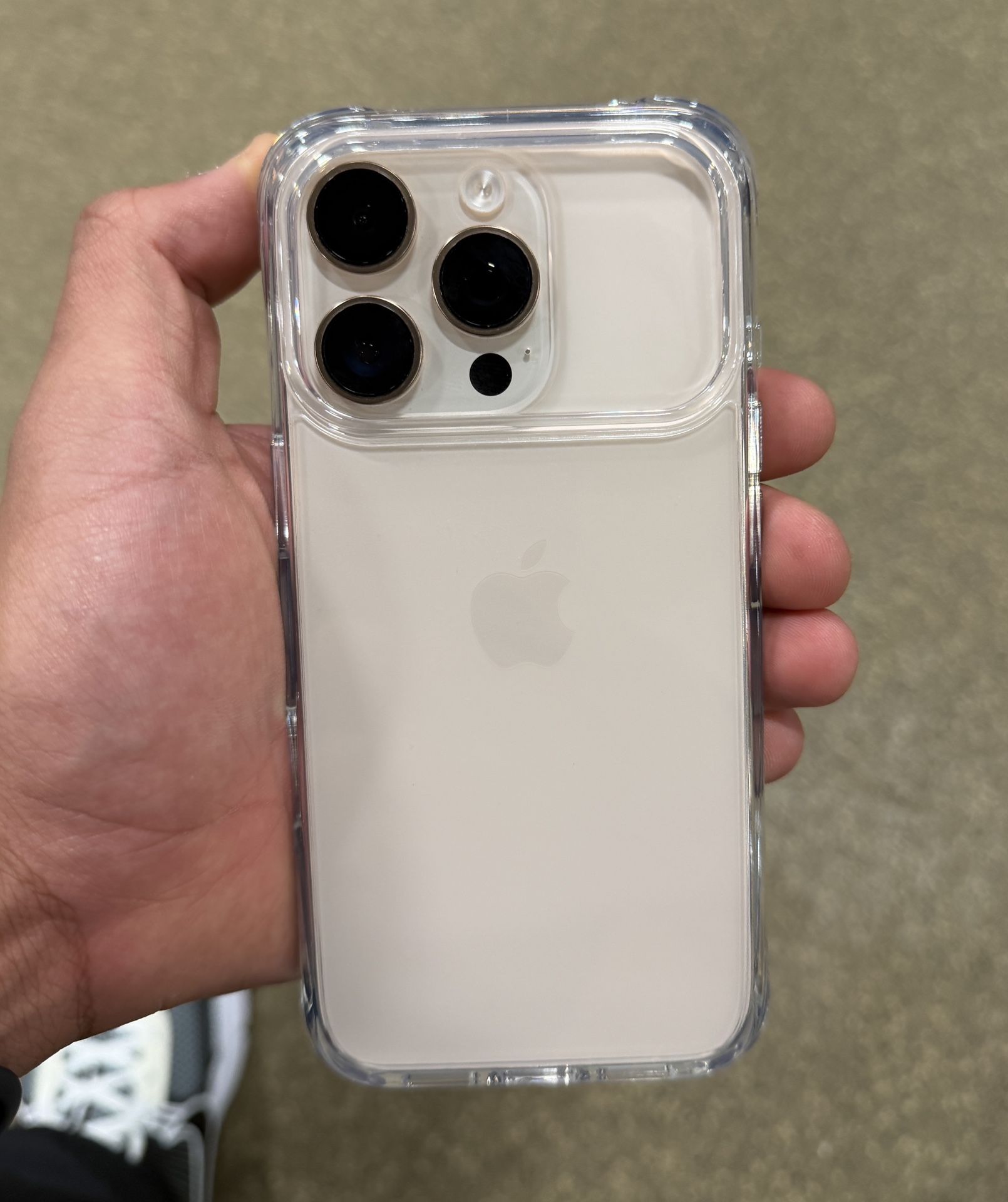 iPhone 16 Pro Natural titanium