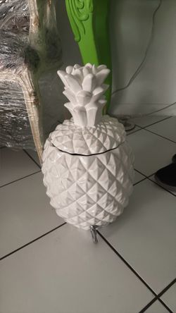 Pineapple dispenser