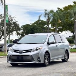 2020 Toyota Sienna XLE
