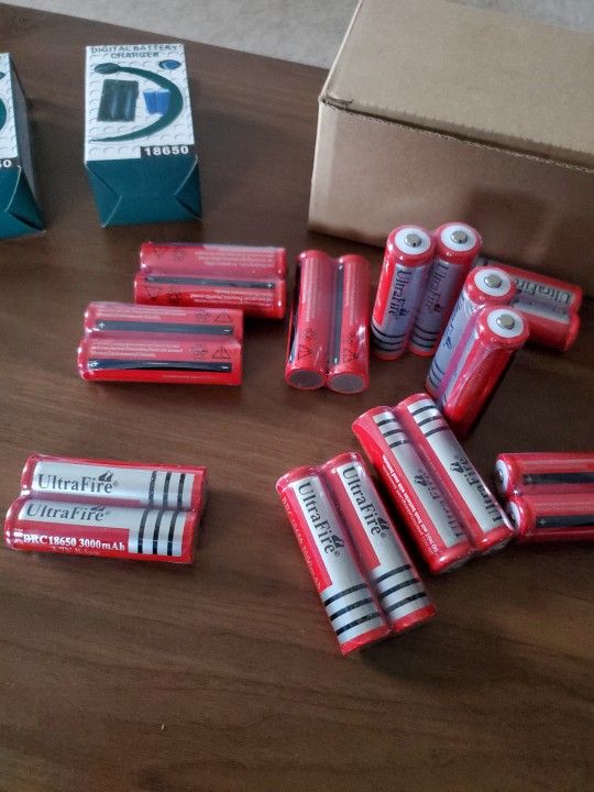 Ultrafire BRC 18(contact info removed) mAh 3.7 V Li-ion Rechargeable Batteries & Chargers