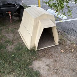 Casita para perro.   Aproximadamente  3’x3’ de grande.