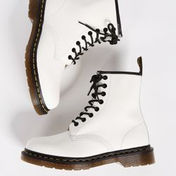 Dr Marten Women Boots , Size:8 Brand New , Retailer Price :$178  OUR PRICE : 110