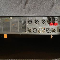 Carvin DCM2000L power amp plus gator rack case