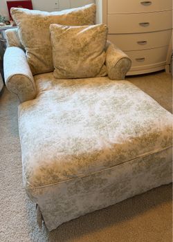 Comfy chaise lounge chair