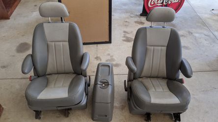 Town & country Captain seats and console